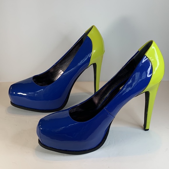 Vera Wang Two-Tome Patent Pumps - Picture 5 of 16